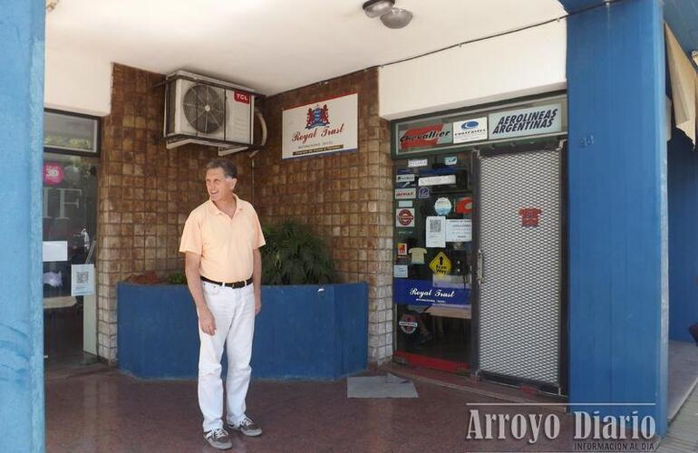 Sergio Ricci víctima de la rotura de una de las puertas de su local