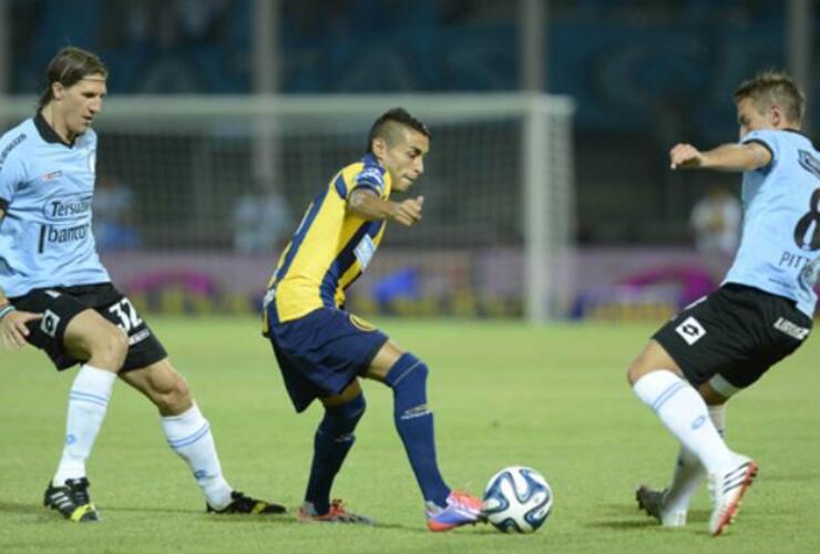 Carrizo, el autor del gol, maniobra entre Teté González y Pitinari. Foto: H. Rio. La Capital