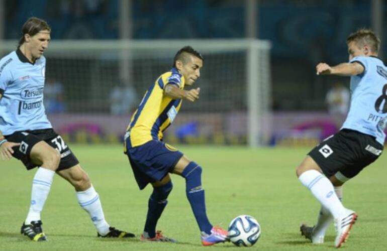 Carrizo, el autor del gol, maniobra entre Teté González y Pitinari. Foto: H. Rio. La Capital