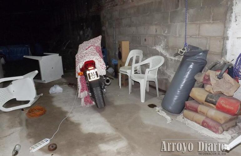 La imagen de la indignación: Leonel encontró "un regalito" en el garaje de su casa