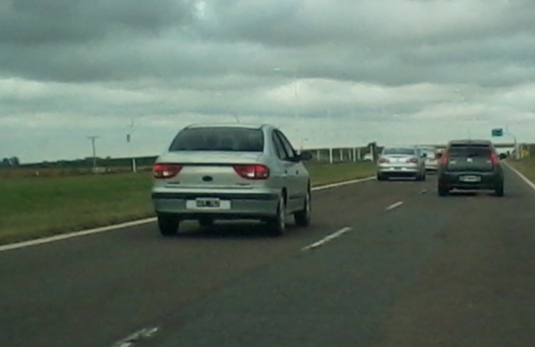 Los delincuentes deten&iacute;an la marcha de los autos a punta de pistola.