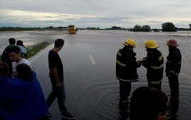 Imagen de Se desbordó el arroyo Ramallo y cortaron la autopista