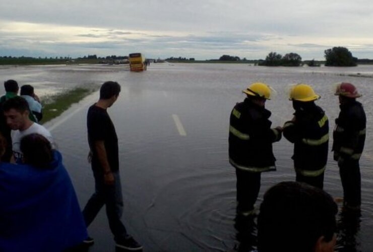 Imagen de Se desbordó el arroyo Ramallo y cortaron la autopista