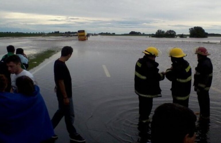 Imagen de Se desbordó el arroyo Ramallo y cortaron la autopista