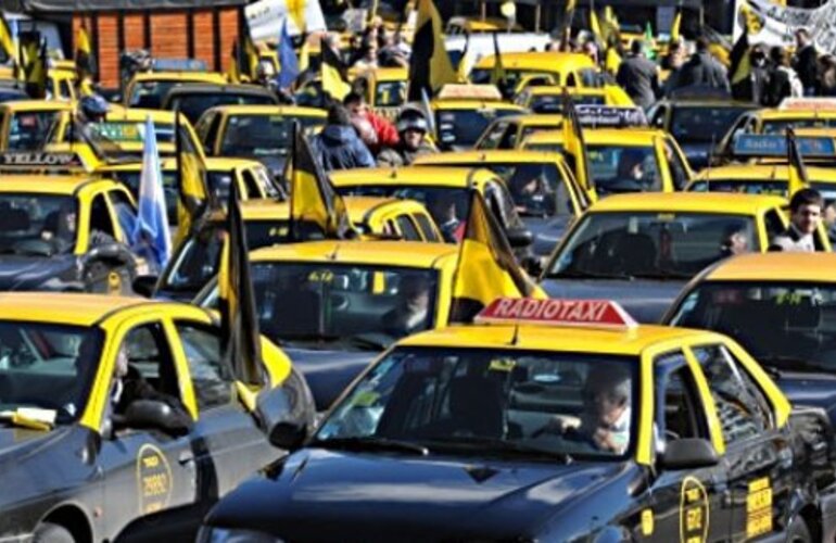 Imagen de Taxista viajaba armado con una tumbera