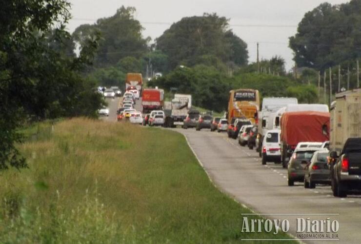 Una de las imágenes tomadas ayer lunes muestra lo complicado del tránsito por Ruta 21 con motivo del desborde del Arroyo Pavón. Foto: Archivo AD