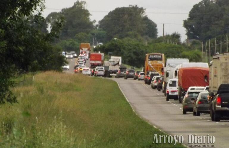 Una de las imágenes tomadas ayer lunes muestra lo complicado del tránsito por Ruta 21 con motivo del desborde del Arroyo Pavón. Foto: Archivo AD