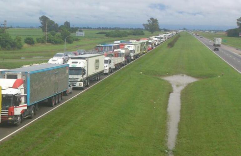 La autopista a Buenos Aires presenta hoy problemas de transitabilidad. Foto:C. Mutti Lovera. La Capital