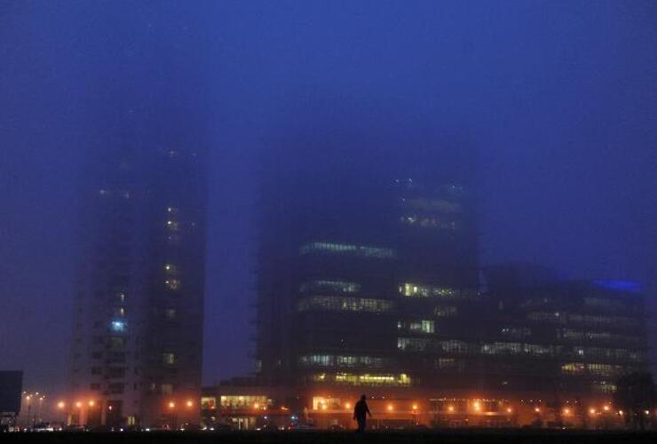 Rosario: Puerto Norte, bajo un banco de niebla, esta madrugada. Foto: Celina M. Lovera. La Capital