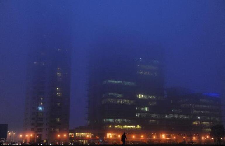 Rosario: Puerto Norte, bajo un banco de niebla, esta madrugada. Foto: Celina M. Lovera. La Capital