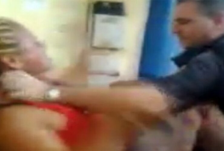 Imagen de Brutal paliza de un policía a una mujer que fue a denunciar una agresión