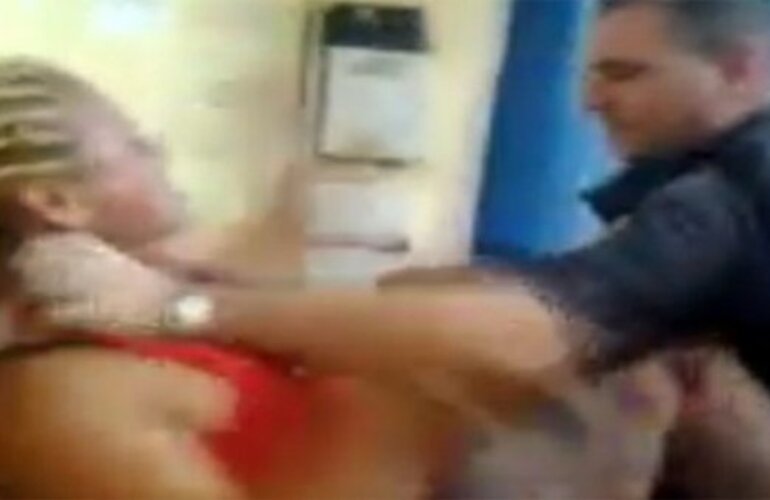 Imagen de Brutal paliza de un policía a una mujer que fue a denunciar una agresión