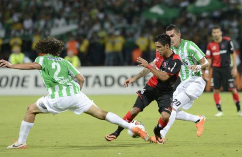 Figueroa se asoci&oacute; en una jugada con Banega para dejar a la Fiera solo frente al arquero, en la primera parte. Foto: S. Su&aacute;rez Meccia. La Capital