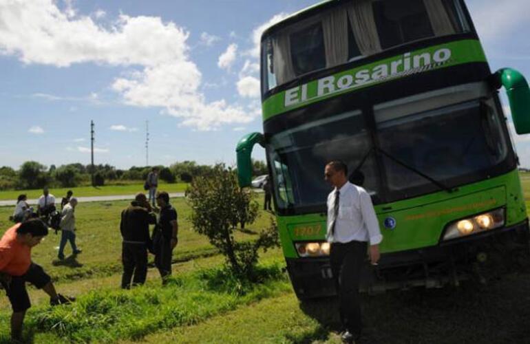 El ómnibus venía desde la Capital Federal. No hubo heridos de gravedad. Algunos pasajeros sufrieron golpes. Foto: F. Guillén. La Capital