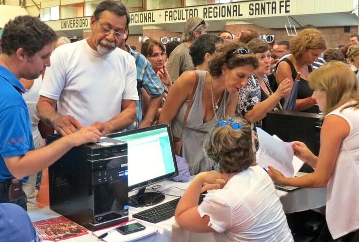 Los docentes durante el ofrecimiento de cargos y horas cátedra en la ciudad de Santa Fe.