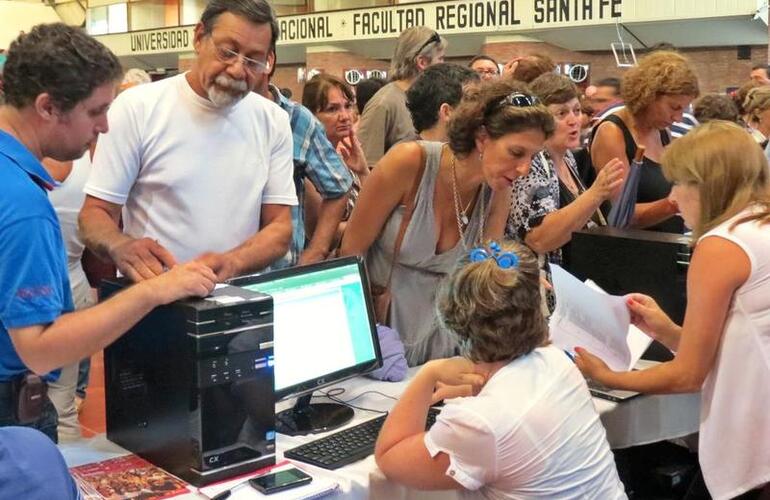 Los docentes durante el ofrecimiento de cargos y horas cátedra en la ciudad de Santa Fe.