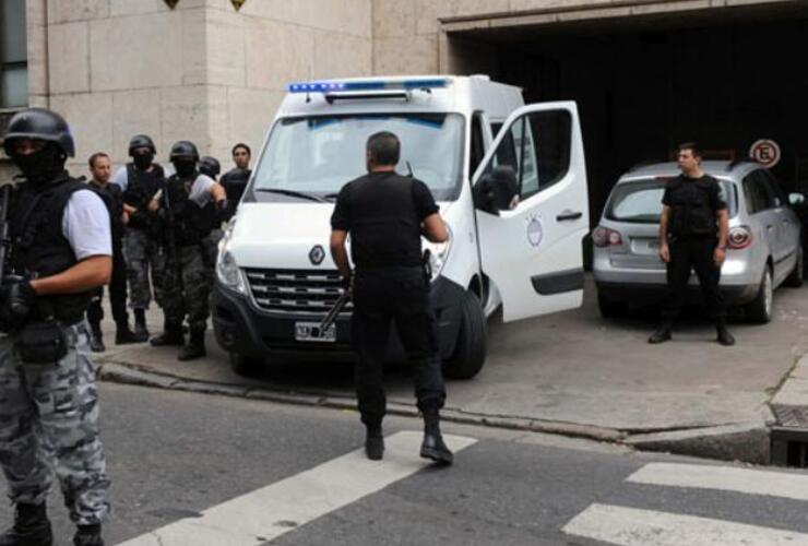 Operativo. Fue ayer frente a Tribunales, donde todos los acusados fueron llevados para notificarse del dictamen. Foto: La Capital