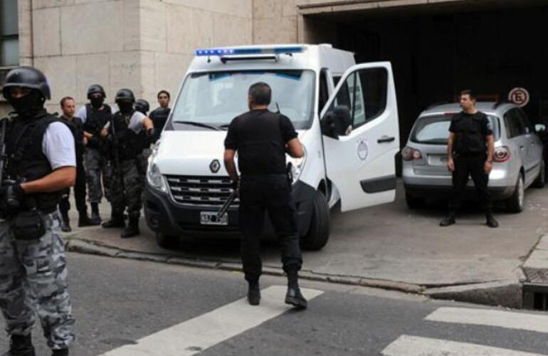 Operativo. Fue ayer frente a Tribunales, donde todos los acusados fueron llevados para notificarse del dictamen. Foto: La Capital