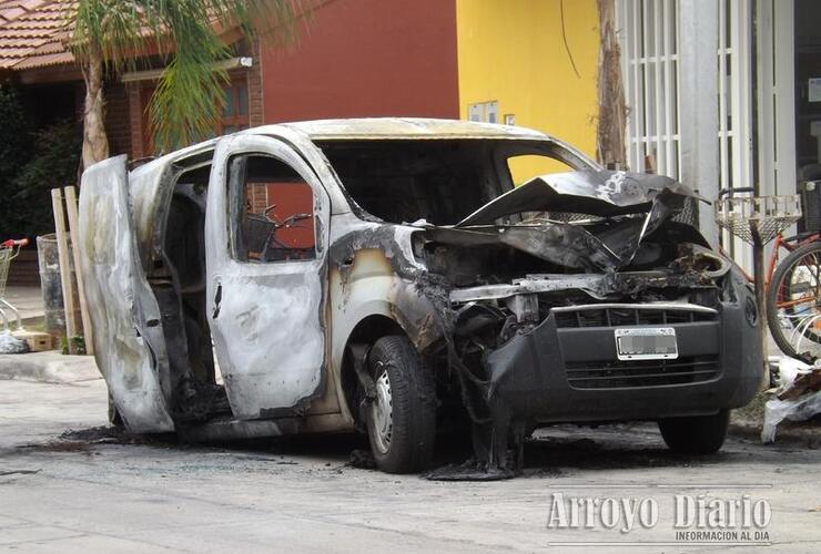 Imagen de Salida de bomberos por el incendio de un vehículo