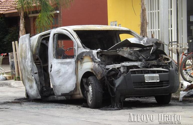 Imagen de Salida de bomberos por el incendio de un vehículo