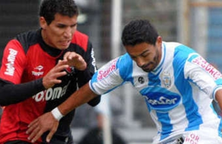 C&aacute;ceres y Eluchans, uno de los duelos por las bandas. Foto: Ahora Deportes