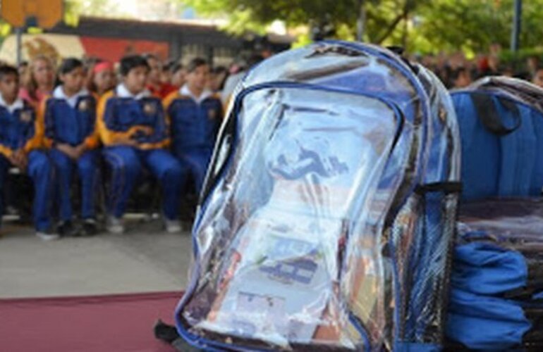 Imagen de En Misiones exigen a los alumnos ingresar con mochilas transparentes