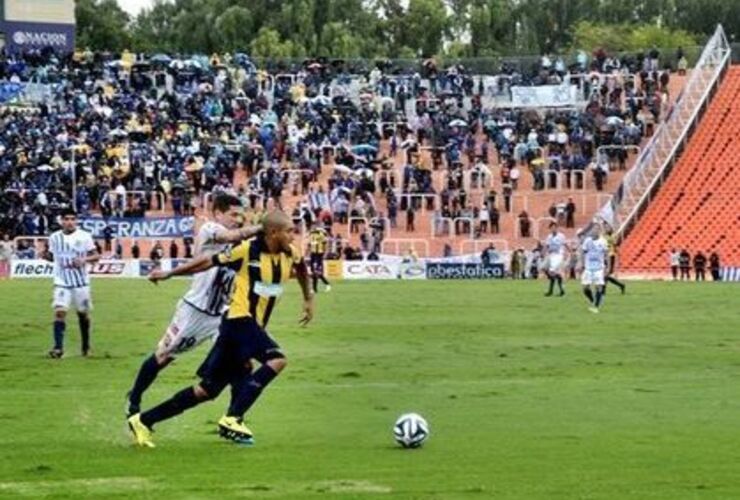 El Chino corrió todas, pero ninguna le quedó clara. Foto: rosariocentral.com