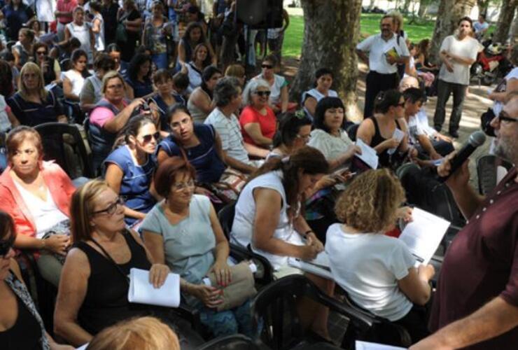 El titular del gremio a nivel local, Gustavo Terés, encabezó ayer una nutrida asamblea en la plaza San Martín.
