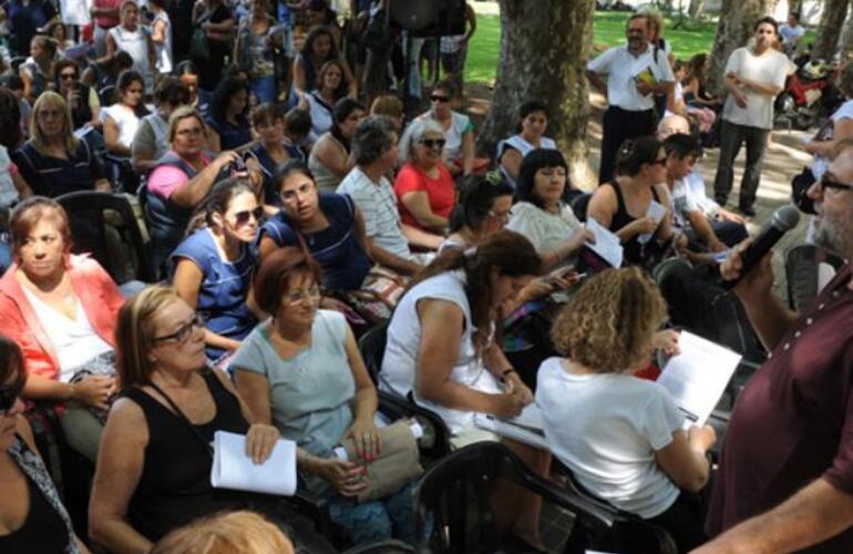 El titular del gremio a nivel local, Gustavo Terés, encabezó ayer una nutrida asamblea en la plaza San Martín.