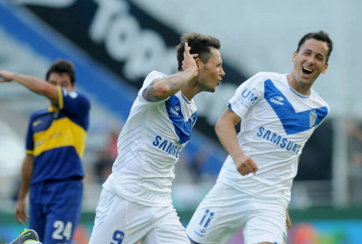 Zárate, el goleador del torneo, festeja su gol junto a Cabral, mientras Rivero se lamenta. Foto: DYN