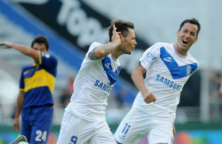 Zárate, el goleador del torneo, festeja su gol junto a Cabral, mientras Rivero se lamenta. Foto: DYN