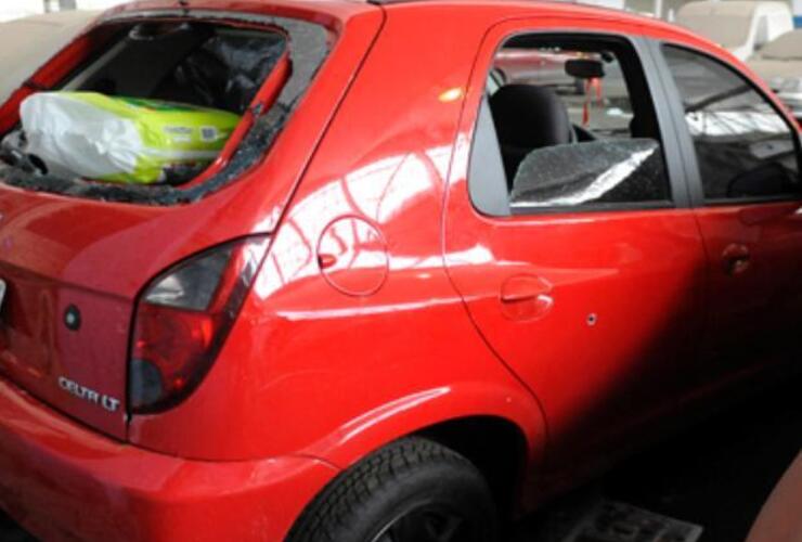 El vehículo, un Celta color rojo, fue atacado en una esquina de Villa Gobernador Gálvez. Foto: V. Benedetto. La Capital