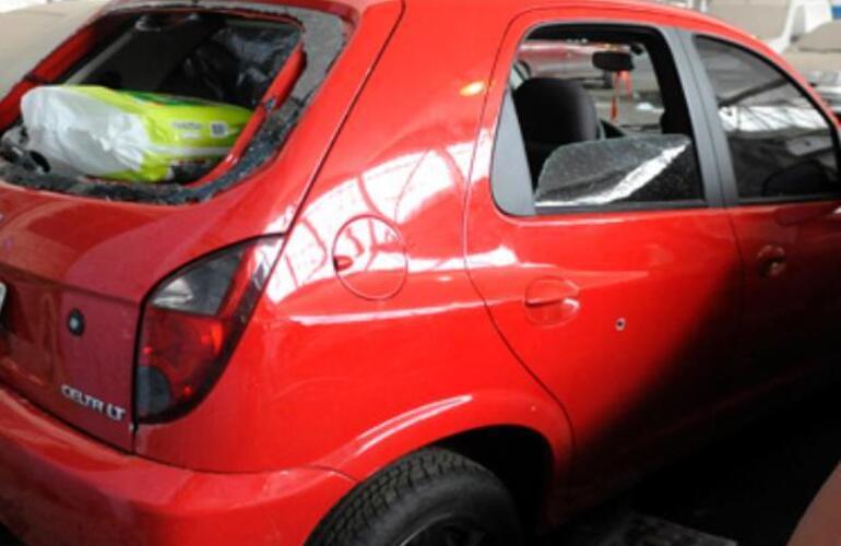 El vehículo, un Celta color rojo, fue atacado en una esquina de Villa Gobernador Gálvez. Foto: V. Benedetto. La Capital