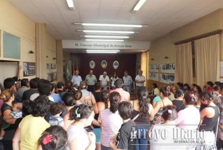 Los vecinos de los barrios San Francisco y Virgen de Luján volvieron a concentrarse en el concejo municipal