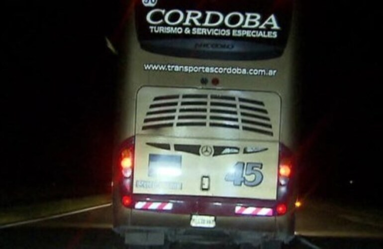 El micro que se dirigía a Córdoba debió detenerse en San Pedro esta madrugada. (www.tn.com.ar)