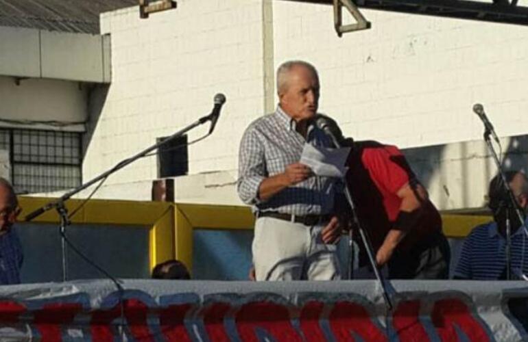 Los vecinos de Fisherton montaron un escenario sobre avenida Eva Per&oacute;n desde donde realizaron sus reclamos.