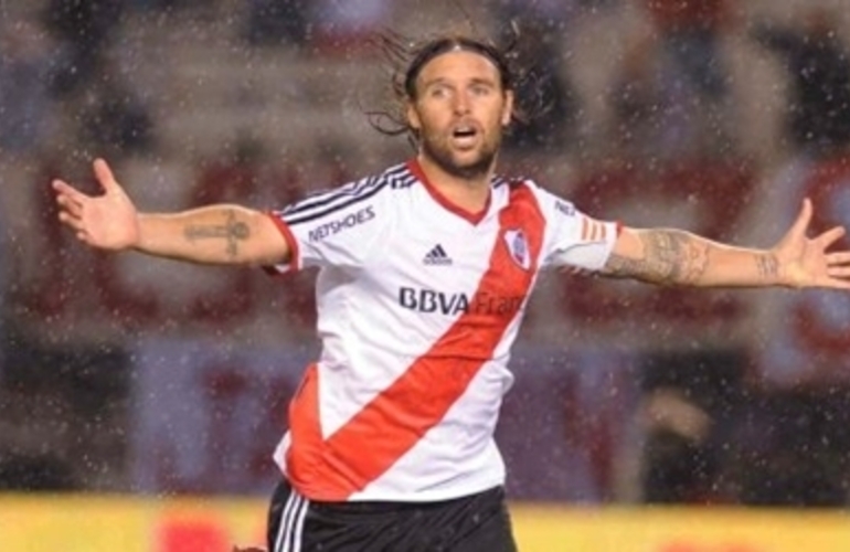 Imagen de River le gan&oacute; a Arsenal bajo un diluvio en el Monumental