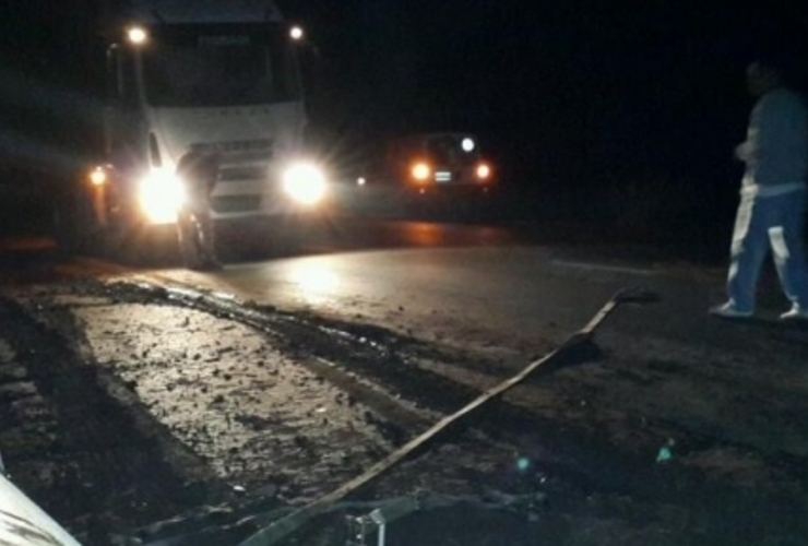 El camión a punto de sacar del barro la camioneta de Mendoza.