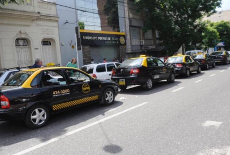 Los taxistas concentraron frente al Sindicato de peones de Atxis, ayer tras el ataque a Quinteros.