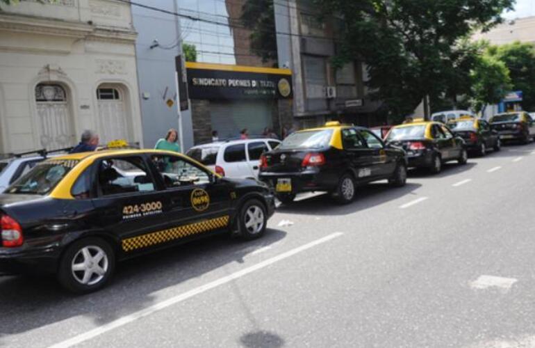 Los taxistas concentraron frente al Sindicato de peones de Atxis, ayer tras el ataque a Quinteros.