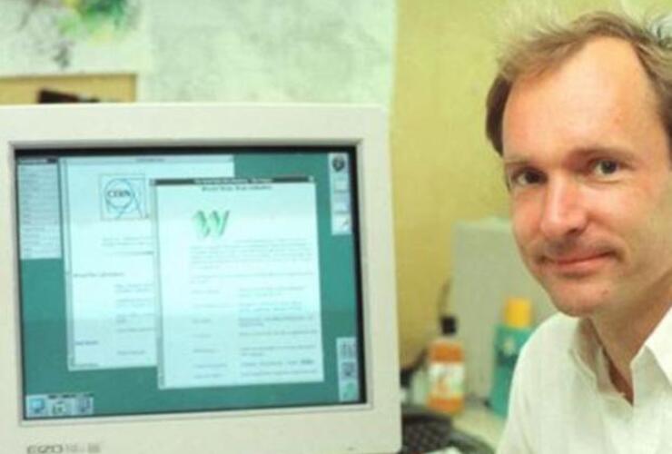 El 12 de marzo de 1989 Tim Berners-Lee publicó un artículo considerado el acta de nacimiento de la World Wide Web (www),