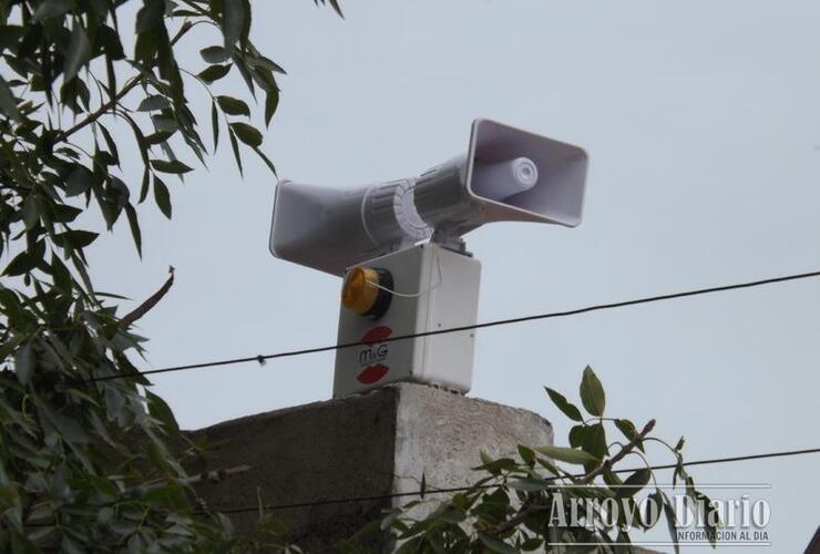 El sistema cuenta con dos bocinas