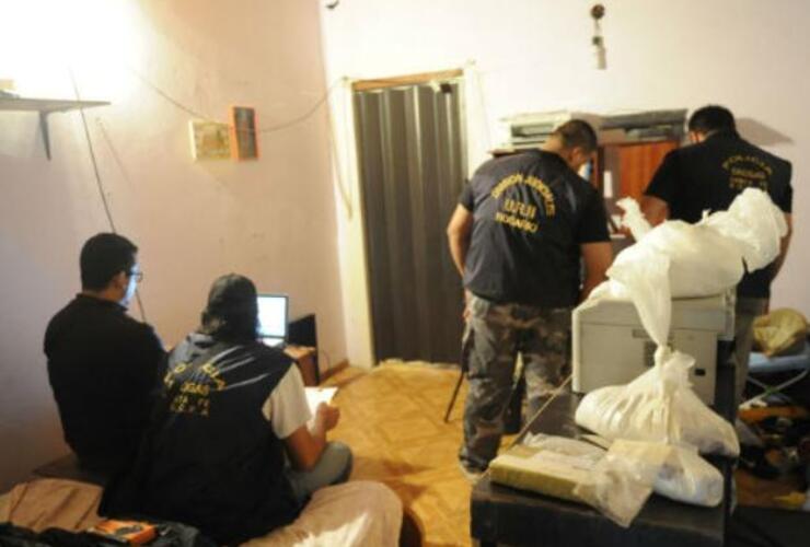 La droga secuestrada estaba estirada y en bolsas de nailon blancas dentro de una habitación. Foto: S. Suárez Meccia. La Capital