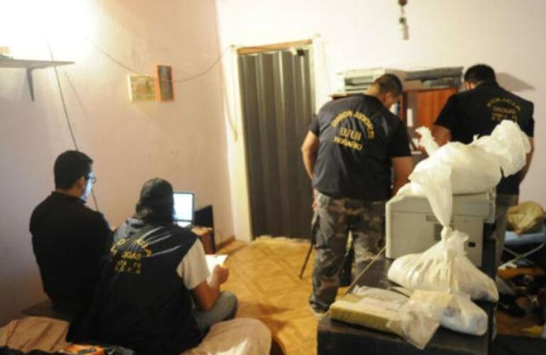 La droga secuestrada estaba estirada y en bolsas de nailon blancas dentro de una habitación. Foto: S. Suárez Meccia. La Capital