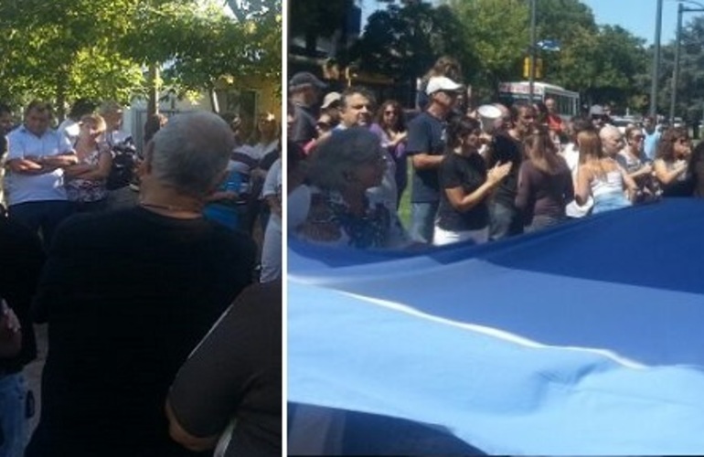 Imagen de Vecinos de Alberdi, Funes y Rold&aacute;n se movilizaron por seguridad