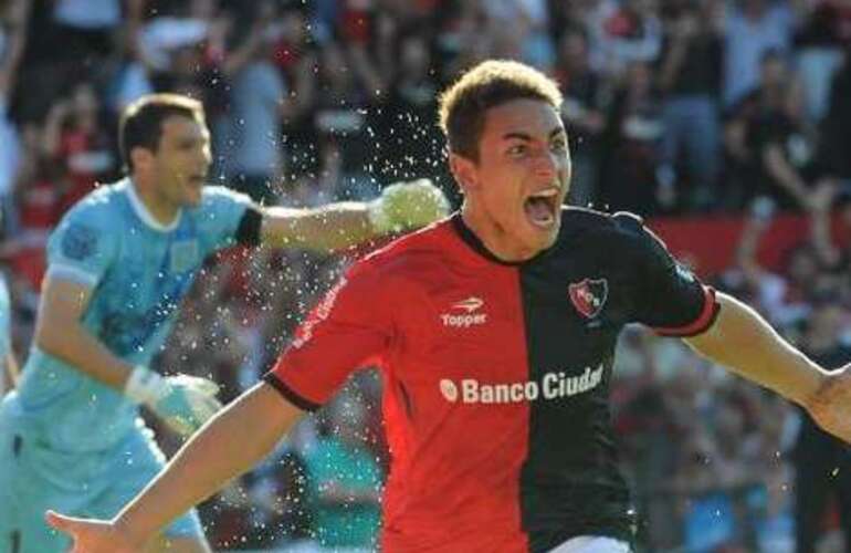 Ezequiel Ponce, el m&aacute;s chico encamin&oacute; el equipo al triunfo. Foto: Telam