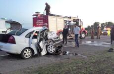 Bomberos voluntarios y policías despejan la ruta de los despojos del taxi, cuyo chofer murió en el acto. Foto: Alejandro Tozzi