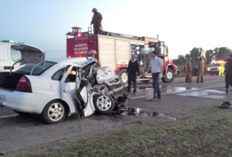 Bomberos voluntarios y policías despejan la ruta de los despojos del taxi, cuyo chofer murió en el acto. Foto: Alejandro Tozzi