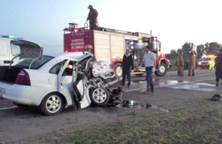 Bomberos voluntarios y policías despejan la ruta de los despojos del taxi, cuyo chofer murió en el acto. Foto: Alejandro Tozzi