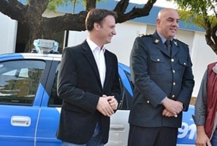 El comisario Pietrani(centro) frente a la comisaría de Elortondo. Foto: www.firmat24.com.ar
